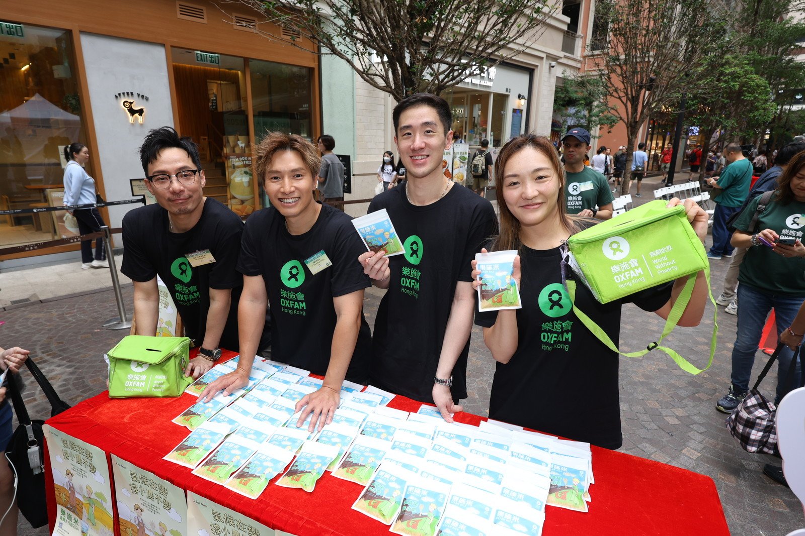 Artist Johnny (far left), singer Jason Chan (second from left), Hong Kong badminton player Tang Chun Man (far right), and Hong Kong badminton player Tse Ying Suet (second from right) actively participated in selling Oxfam rice, supporting impoverished smallholder farmers.