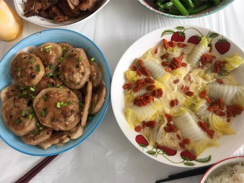 「馬蹄鯪魚煎藕餅」（左碟）和「卷心菜肉卷蒸蛋」（右碟）