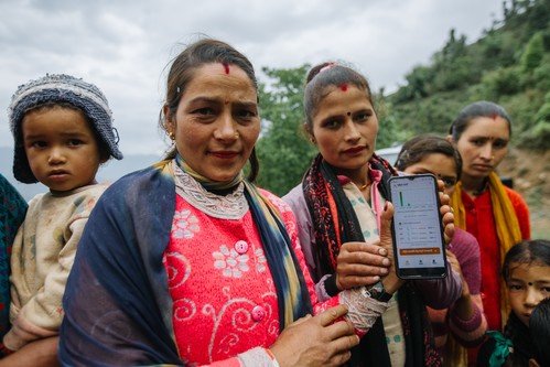 尼泊尔Baitadi区经常受到山泥倾泻的威胁，有居民更因而失去全家人。乐施会与当地伙伴开发一套手机山泥倾泻预警系统，希望协助居民能够避开山泥倾泻高风险的地方，让生命财产得到更好的保障。