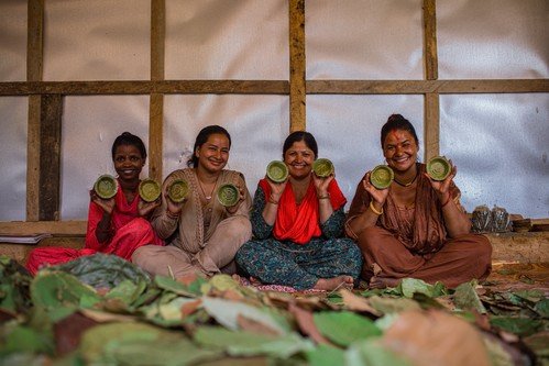 发展中地区的人民多以务农为生，极受气候影响。乐施会著重培育他们另类生计的能力，务求助他们多学会一项不受天气影响的谋生技能。在尼泊尔，我们为妇女提供了一部机器，看看她们做出来的商品。