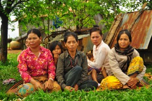 柬埔寨︰家庭暴力問題在柬埔寨司空見慣，男性常常酗酒，動不動向妻子拳打腳踢。這些婦女組成互助小組，在孤立無援中互相支持。