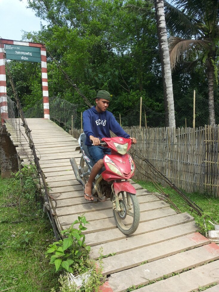 樂施會與歐盟支持老撾農村建造吊橋，幫助低地小農戶逃生，並讓他們開墾鄰近大片肥沃的土地，保障他們的長遠生計。