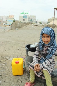 也門目前有1600萬人無法獲得清潔食水，8歲的Seham和眾多的也門孩子每日要長途跋涉打水，途上容易遇上危險。