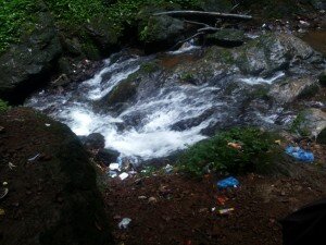 越來越多的遊客進入當地遊玩帶來大量垃圾