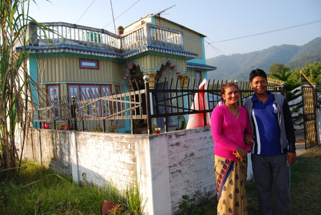 Mina與Mahato在家門前合照