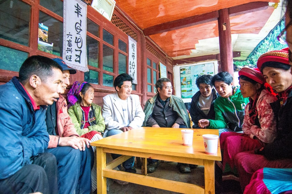 劉雁（右三）在波多羅村生計發展、生態保護和彝族文化傳承方面，擔當著橋樑角色。
