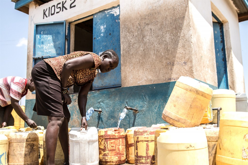樂施會與夥伴在肯尼亞設立了多個公平銀行的代理點（Equity Bank），計劃支援6,000名旱災災民，有災民（橙衣者）像凱薩琳一樣，在代理點換取食水。