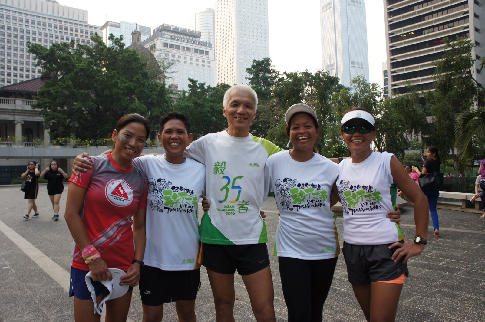 已參加樂施毅行者17 年的香港遠足覓合團幹事羅小韜（左三）支持她們參加，他對這支隊伍很有信心。