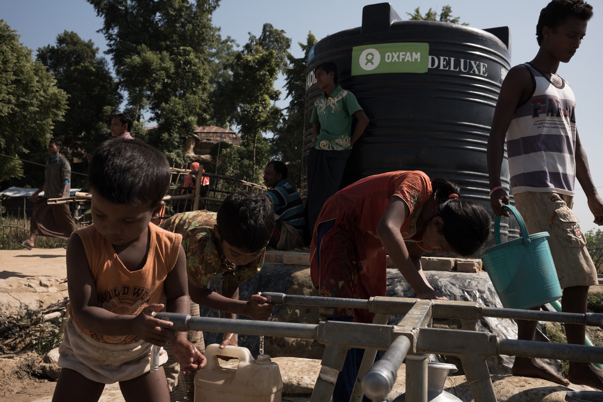 樂施會正為難民搭建貯水塔、提供食水和衞生設施。