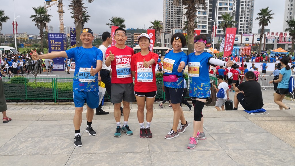 光青的跑步精神，感染了同事，他們一起參加「2018年黃果樹馬拉松」。