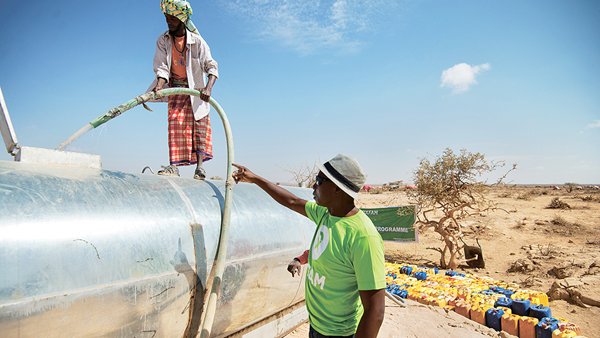 乐施会正在索马里以水车供水。我们计划未来12个月扩大救援计划，再支援另外20万人。