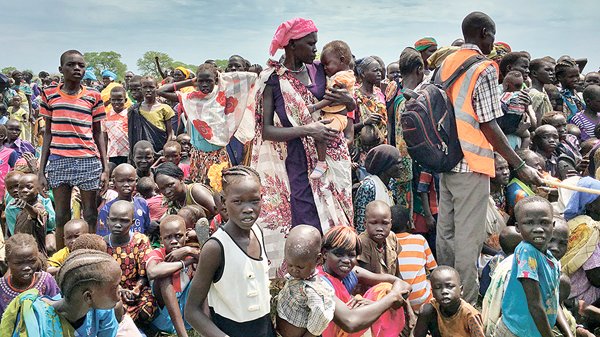 南蘇丹難民六月中旬排隊等候國際救援組織分發食物。（美聯社）