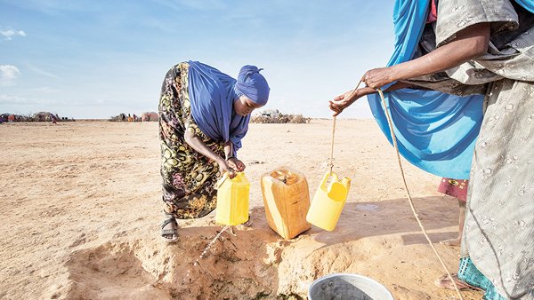 艾茵抵达索马里北部的Garadag镇，在其中一个水井取用食水。