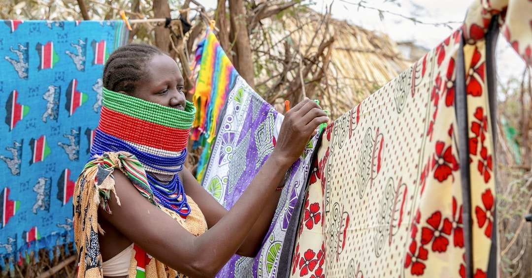 當樂施會的工作人員第一次見到凱薩琳．奈布隆的時候，她的朋友正在幫她戴上第三層脖飾——當地人稱之Ngarkhomwa，是肯亞圖爾卡納地區女性特有的飾品。