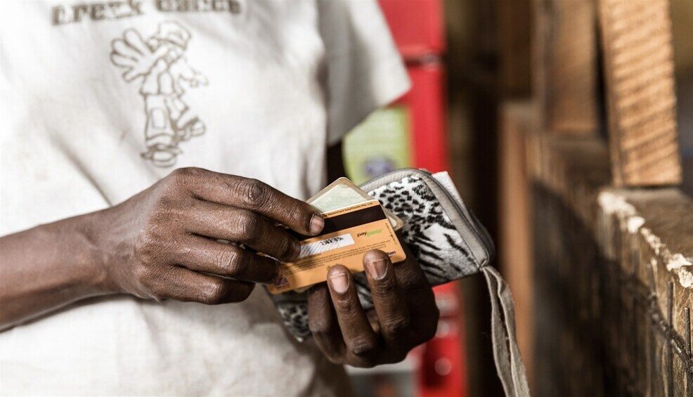 。樂施會在當地支援創新的電子錢包機制（即透過銀行把救援資金轉給災民）