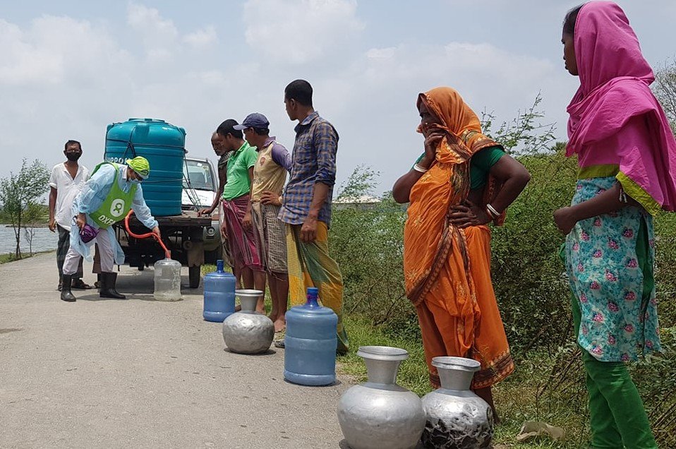 救援團隊在供水點向災民派發肥皂，協助他們保持雙手清潔。（攝影︰樂施會孟加拉辦公室）