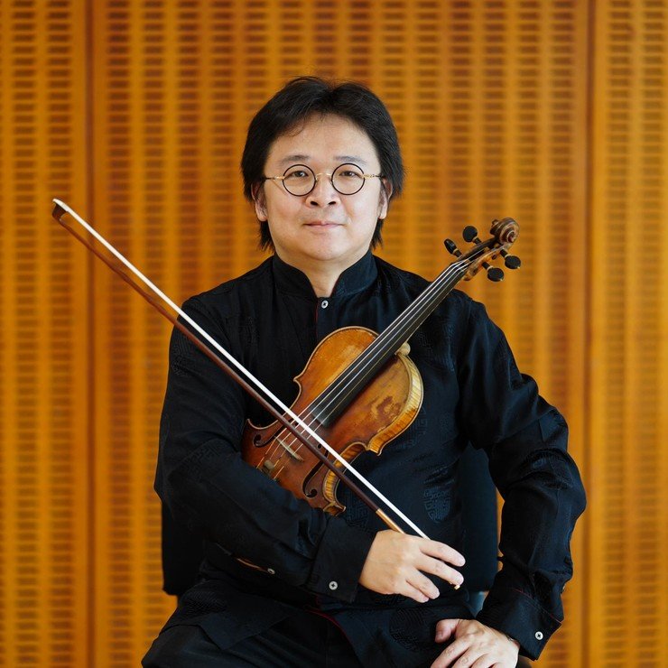 自幼隨著名小提琴教育家林耀基先生學習， 1993年和 1996年分別獲 得中央音樂學院小提琴比賽少年組及青第一名， 1997年獲得第 六屆全國小提琴比賽青年組第二名， 2004年至今任職澳門樂團第一 年至今任職澳門樂團第一 小提 琴聲部首席。