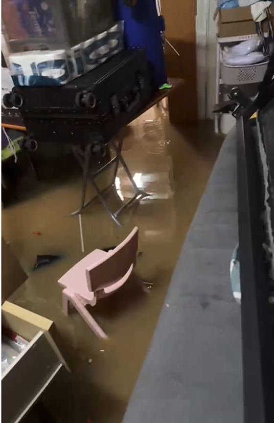 按圖播放影片：受暴雨影響，居民室內嚴重水浸