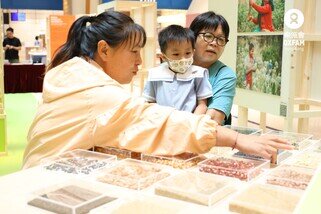 Liu Yurong, a village representative from Wangjinzhuang, Hebei Province, also came to the photography exhibition to share about the rich agricultural biodiversity of Wangjinzhuang.