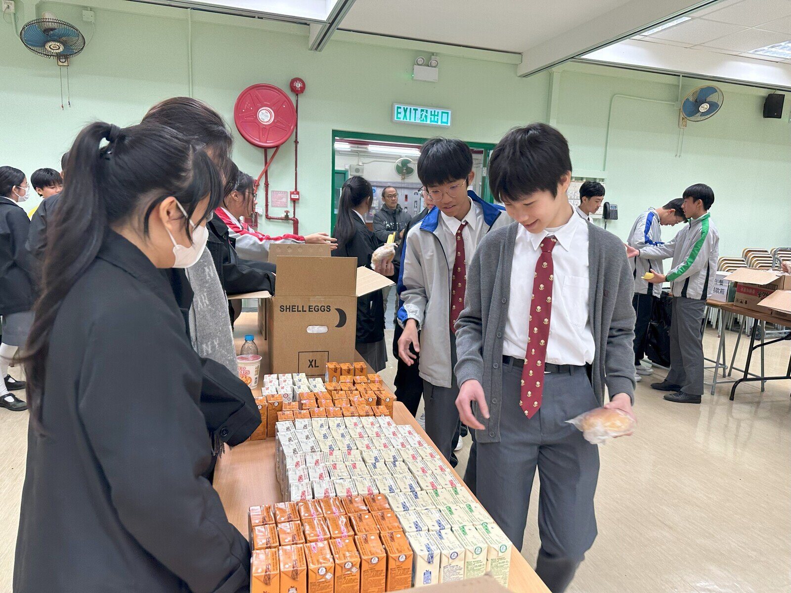 Students participated in 'Hunger-free Action' and donated a meal to support the disadvantaged groups facing poverty and hunger.