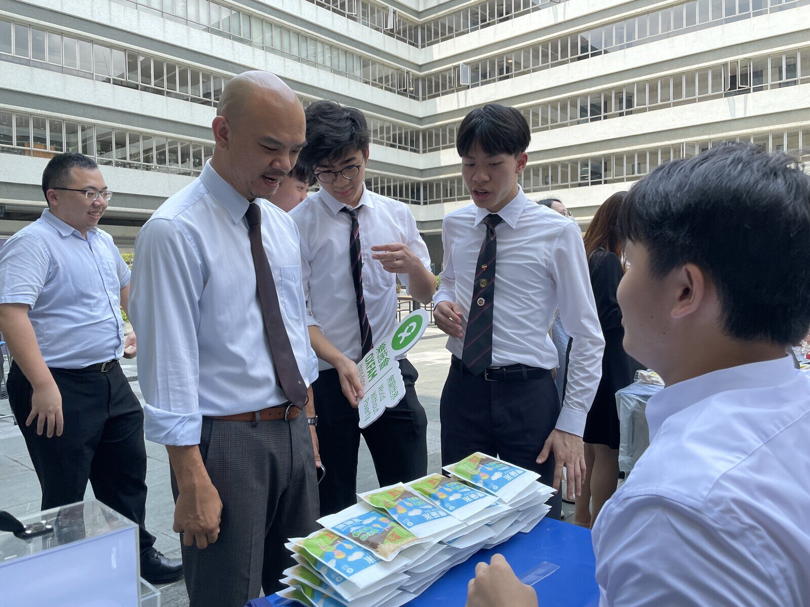 參與學校組織學生成為「樂施米校園大使」，於校園內自置米檔義賣，讓同學關注氣候變化與貧窮的關係。
