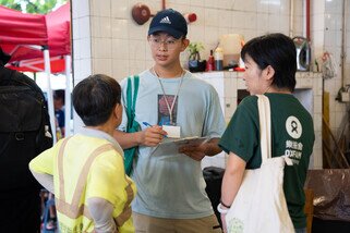 The project team assists workers in filling out the health questionnaire.