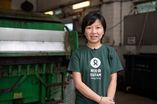 Wong Shuk-hung, Oxfam Hong Kong, Macao and Taiwan Projects Director, distributes smart watches to workers. 