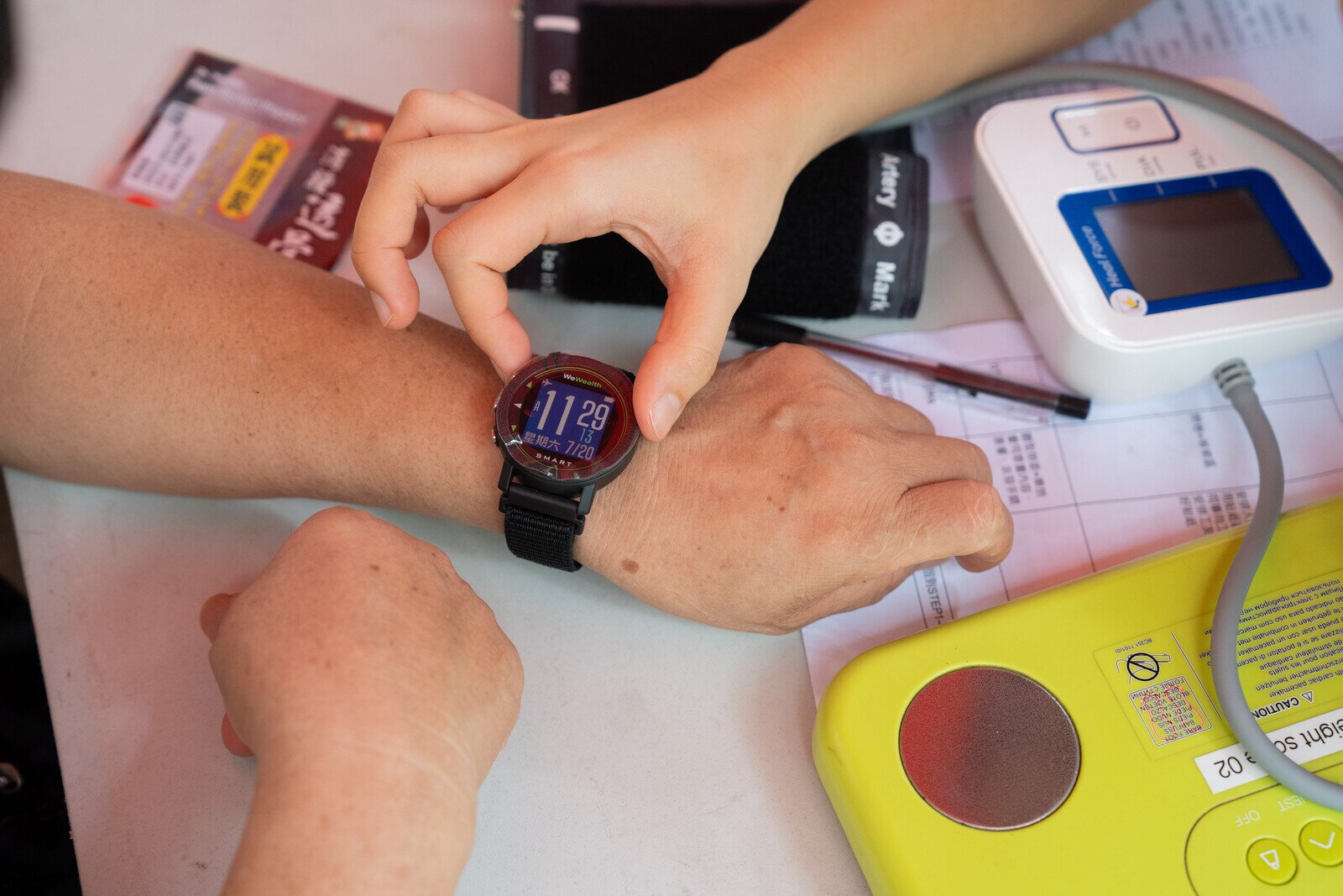 The project team teaches the workers how to use the smart watches.