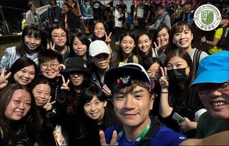 Fans of Oxfam Ambassador Oxfam ambassador Andy Leung Chiu Fung supported at finish point at mid-night.