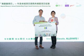 Henry Li, Head of Ecosystem Development of Cyberport Hong Kong (Left), presented the Outstanding Project Award Certificate to the winning project “BrainBloom: Holistic ADHD Neurodevelopment & Wellness Program”.