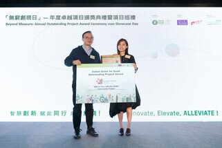 Kevin Orr, Chairperson of SIE Fund Task Force (Left), presented the Outstanding Project Award Certificate to the winning project “SEN to You x Mindful MaMa” Community Project”.