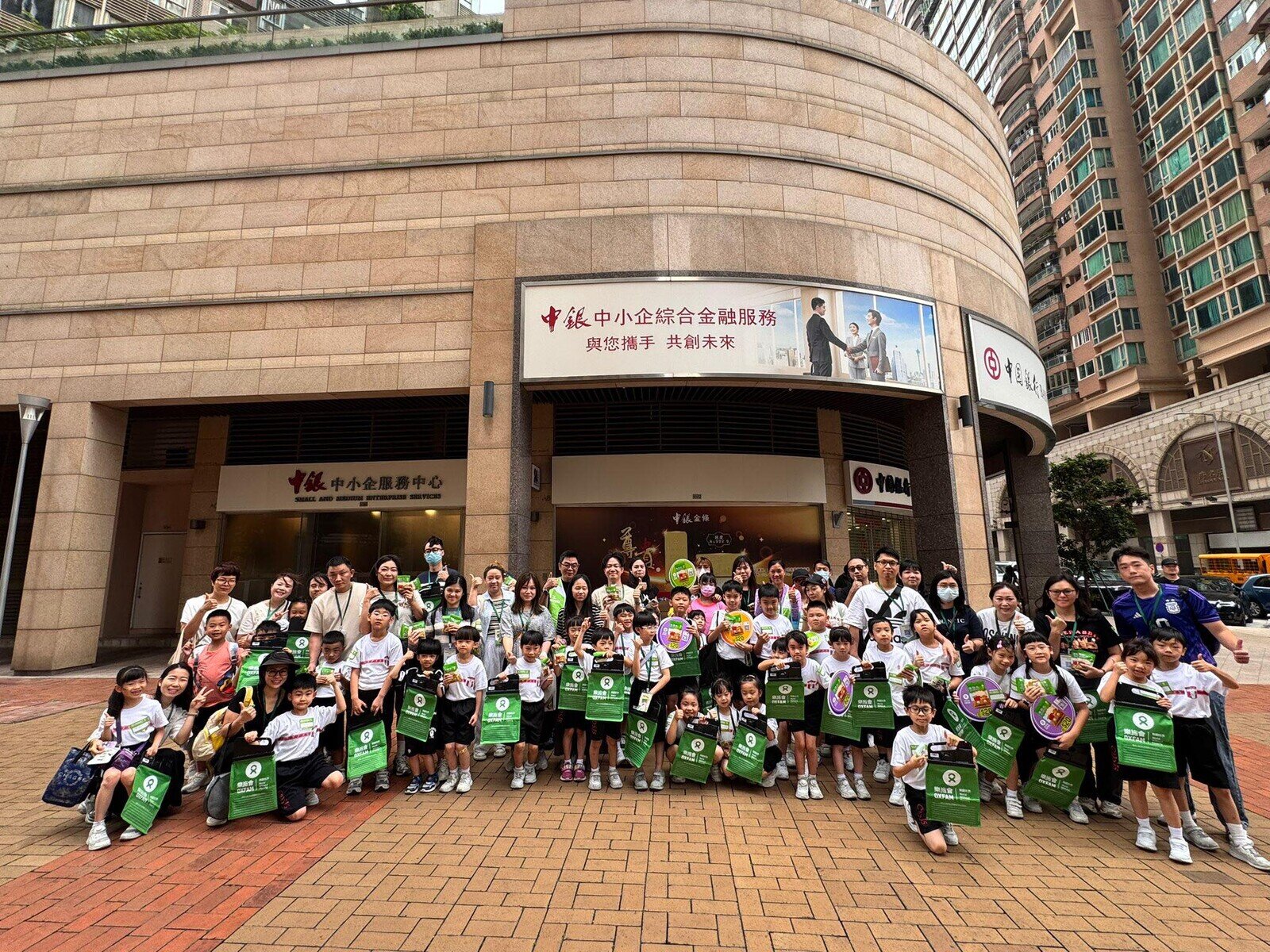 「乐施米义卖大行动2025」于5月期间在澳门多区设立义卖米档，气氛热烈，市民踊跃支持。