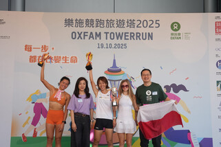 Winners of the Men's and Women's Elite Individual Full Race took a group photo on stage.