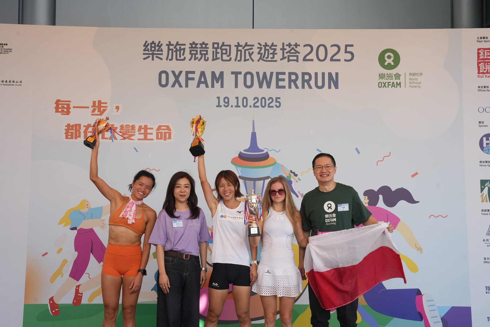 Winners of the Men's and Women's Elite Individual Full Race took a group photo on stage.