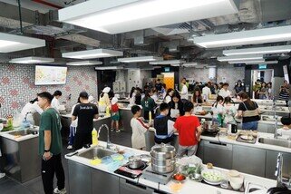 Nine finalist teams from primary and secondary schools gathered at the venue, showcasing their creativity and culinary skills by preparing lunch sets thoughtfully designed for grassroots communities.