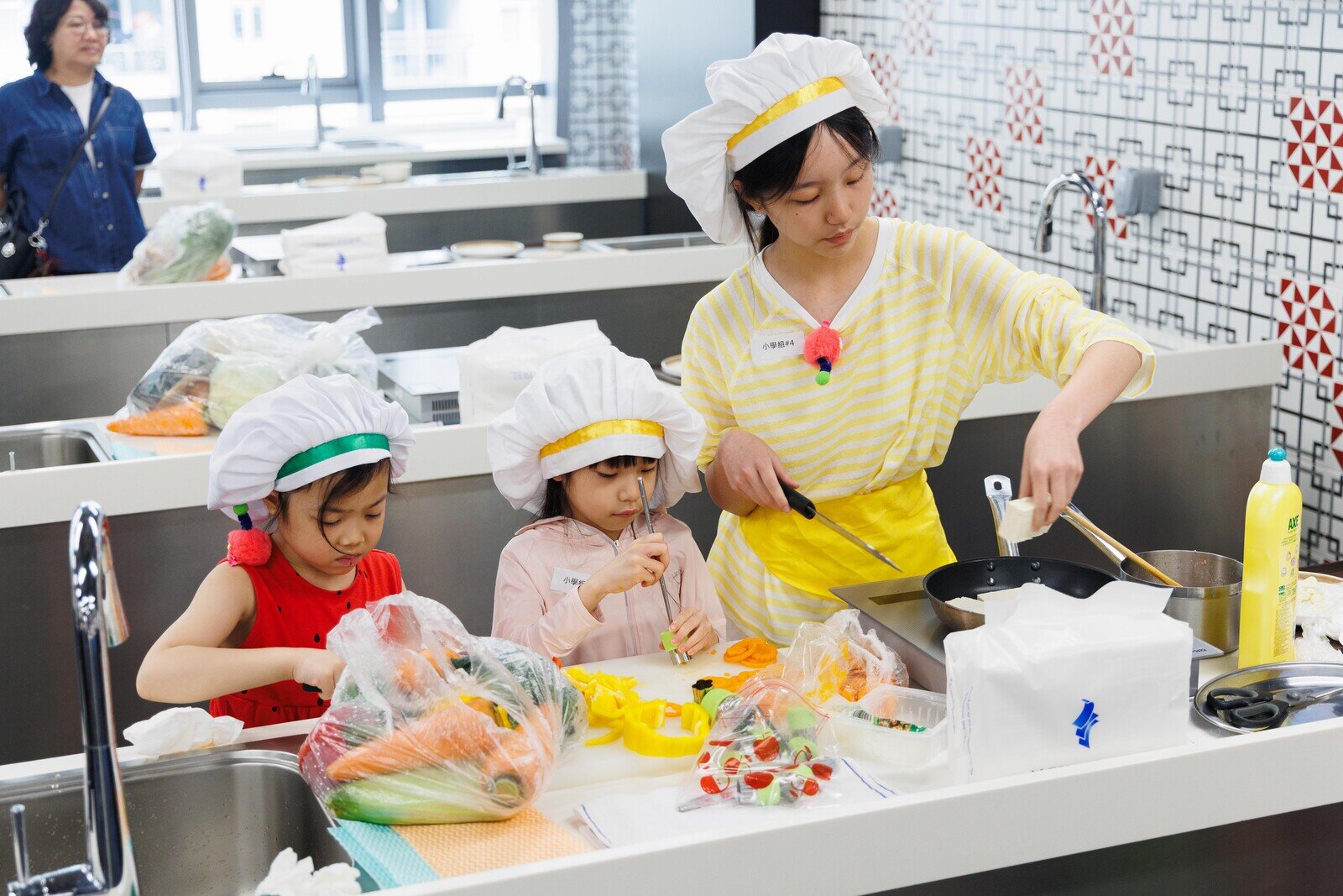 Nine finalist teams from primary and secondary schools gathered at the venue, showcasing their creativity and culinary skills by preparing lunch sets thoughtfully designed for grassroots communities.
