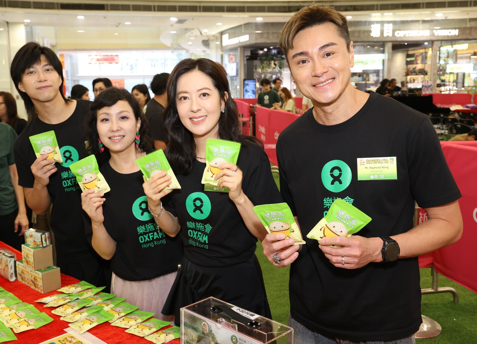 Oxfam Ambassadors Raymond Wong and James Ng, together with Oxfam Rice Ambassadors Natalie Tong and Harriet Yeung, participate in rice selling, calling on the public to support the event.
