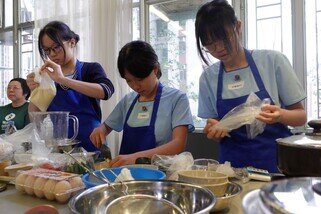 入圍決賽的10組中、小學參賽隊伍齊集現場，即席發揮創意與廚藝，展示他們為基層群體精心設計的午膳套餐。