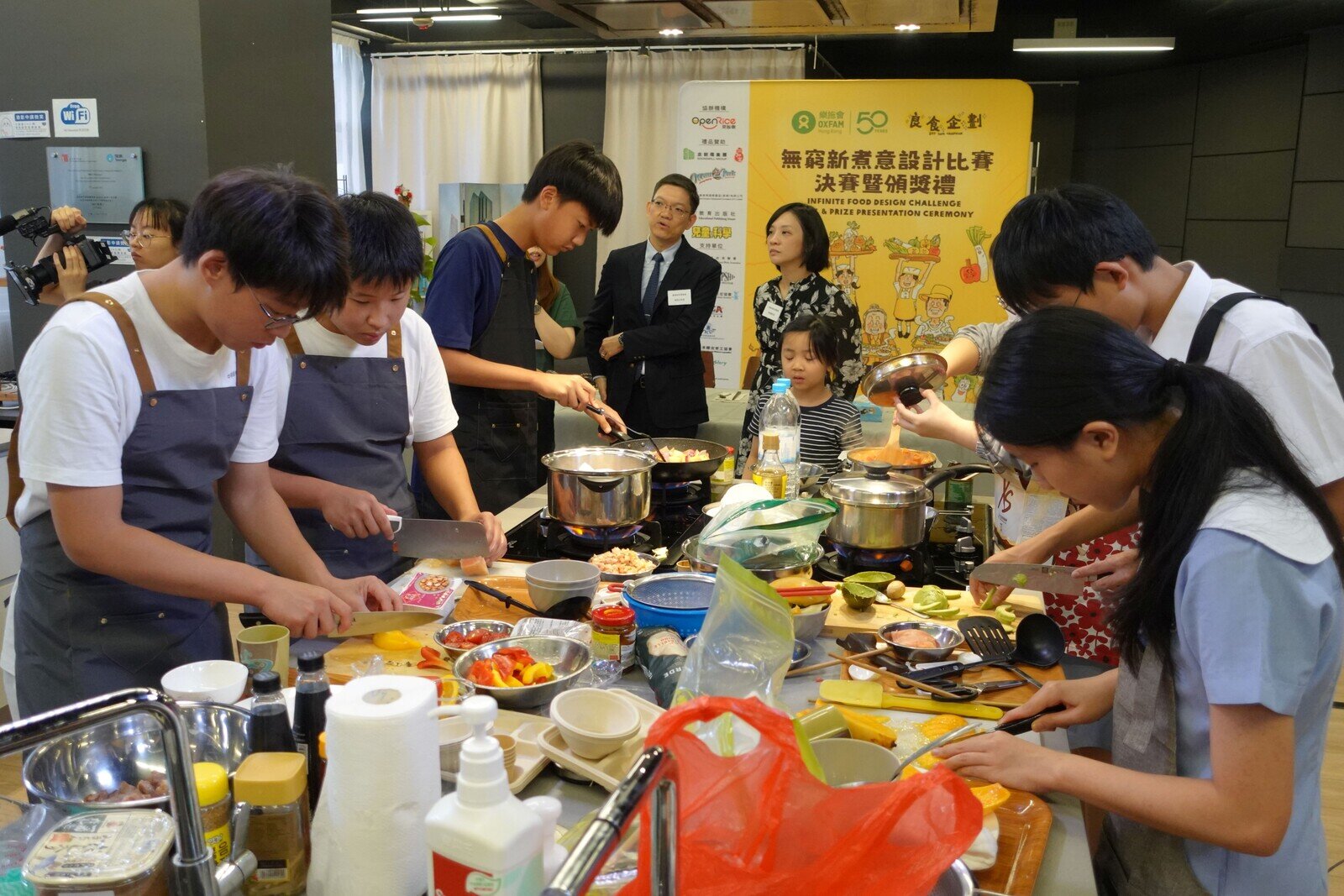 入圍決賽的10組中、小學參賽隊伍齊集現場，即席發揮創意與廚藝，展示他們為基層群體精心設計的午膳套餐。
