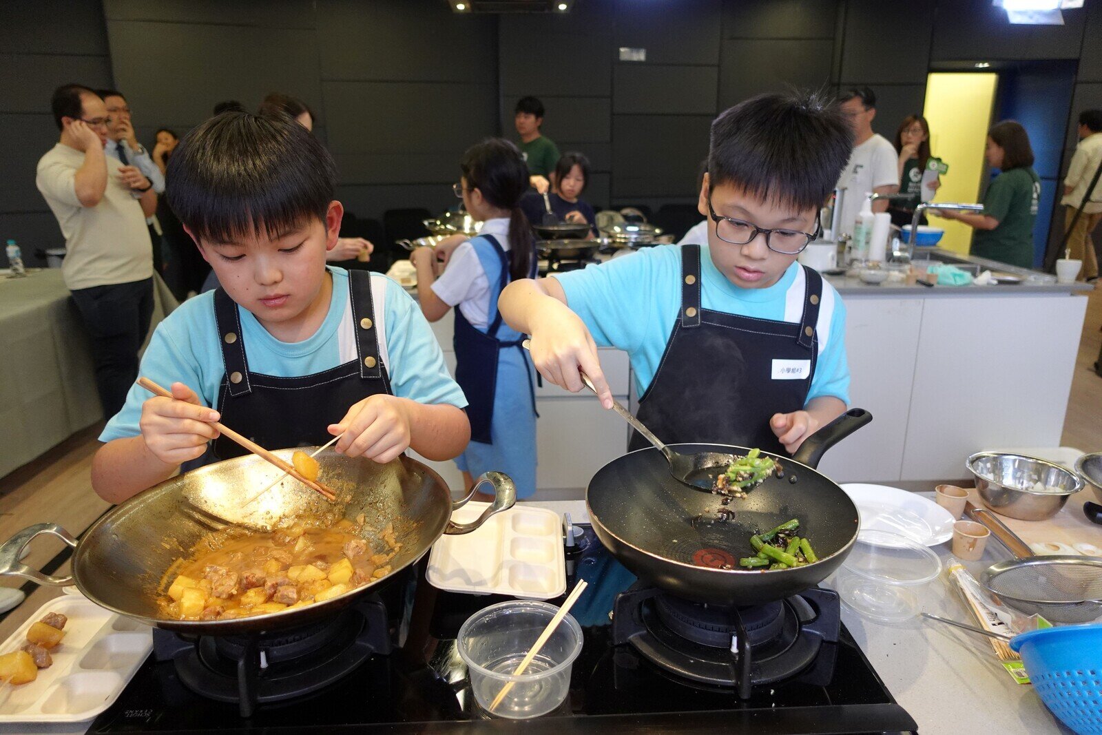 入圍決賽的10組中、小學參賽隊伍齊集現場，即席發揮創意與廚藝，展示他們為基層群體精心設計的午膳套餐。
