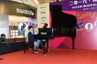 著名钢琴家  陈思捷先生同5岁儿子 陈歌林表演，曲目分别系：《Turkish March》，《Super Mario》及《Dinner Time》。