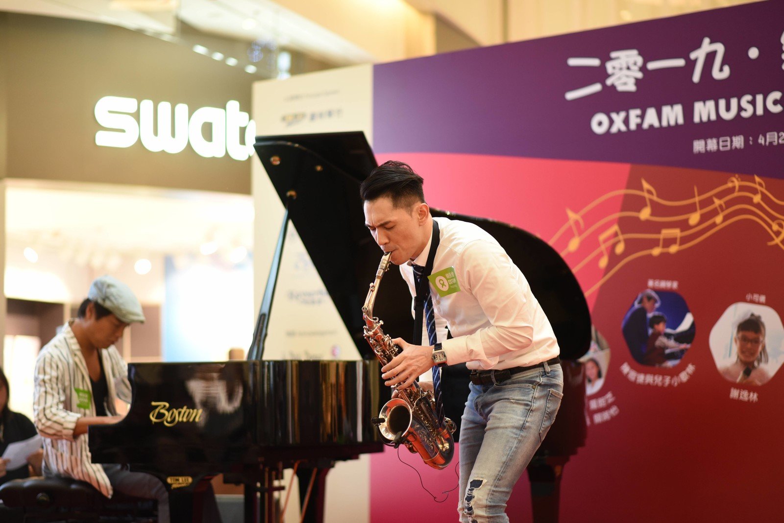 著名色士风演奏家  孙颖麟先生独奏曲目《爱如潮水》，钢琴家  陈思捷先生为钢琴伴奏。
