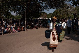 在莫桑比克的馬雅讓區，樂施會向一個名為Landinho的臨時安置區的584戶災民派發衛生包和家庭用品套裝。（攝影：高仲明 / 樂施會義務攝影師）