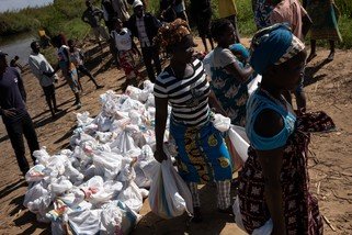 In Mozambique, Oxfam distributed livelihoods kit to 800 families in Maganja da Costa District in Zambezia Province. The kit includes cassava, bean and different kinds of vegetable seeds. (Photo: Ko Chung Ming / Oxfam Volunteer Photographer)