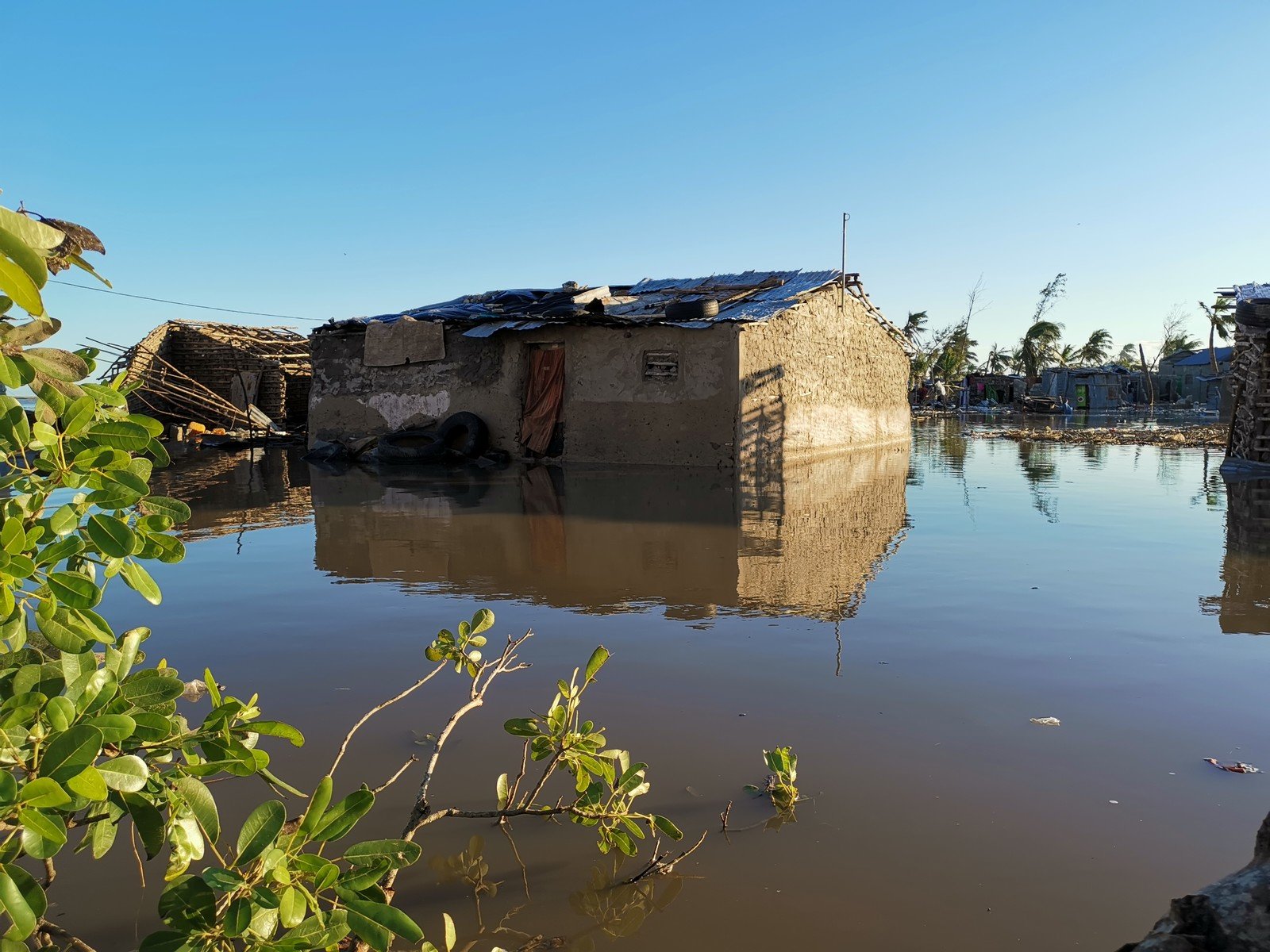 一座被伊代淹没和损坏的房屋。（摄影：Sergio Zimba / 乐施会）