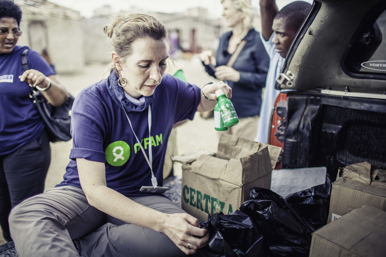 乐施会的公共卫生顾问Michelle正为莫桑比克的受灾家庭准备氯水瓶。一滴氯水可以消毒20升容量的内置泸芯的储水桶。（摄影： Micas Mondlane / 荷兰乐施会）