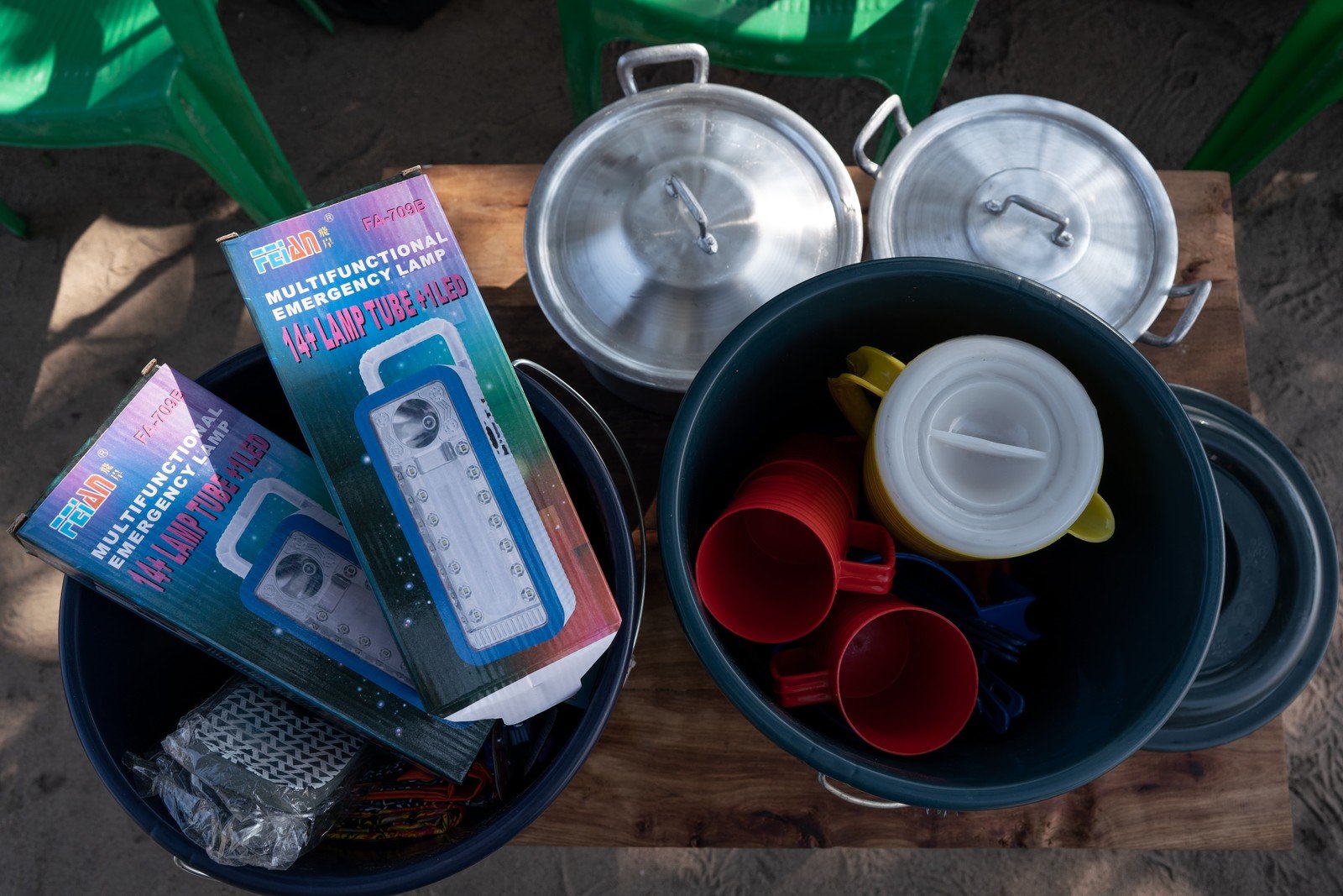 Items inside the hygiene kits and household kits include soap, bucket, toothpaste and toothbrushes, rope, sanitation pads, capulana (Africa traditional clothes), plastic slippers, underpants, two solar lanterns etc. (Photo: Ko Chung Ming / Oxfam Volunteer Photographer)