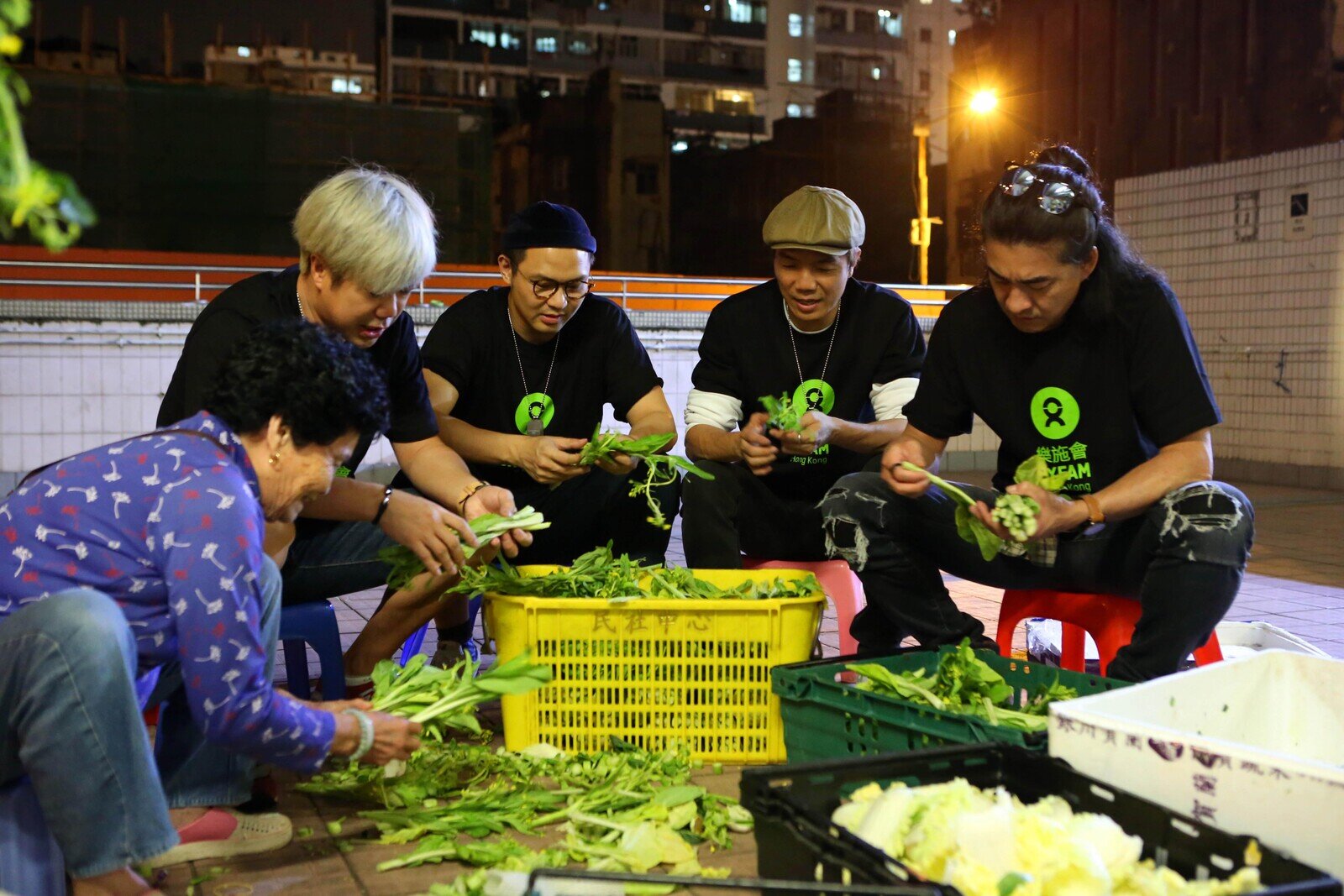 (左至右) 收集剩食後，樂隊RubberBand成員泥鯭、6號、阿偉、阿正到街市平台，把食物分類、篩選及平均分成多份，再分發給基層長者。