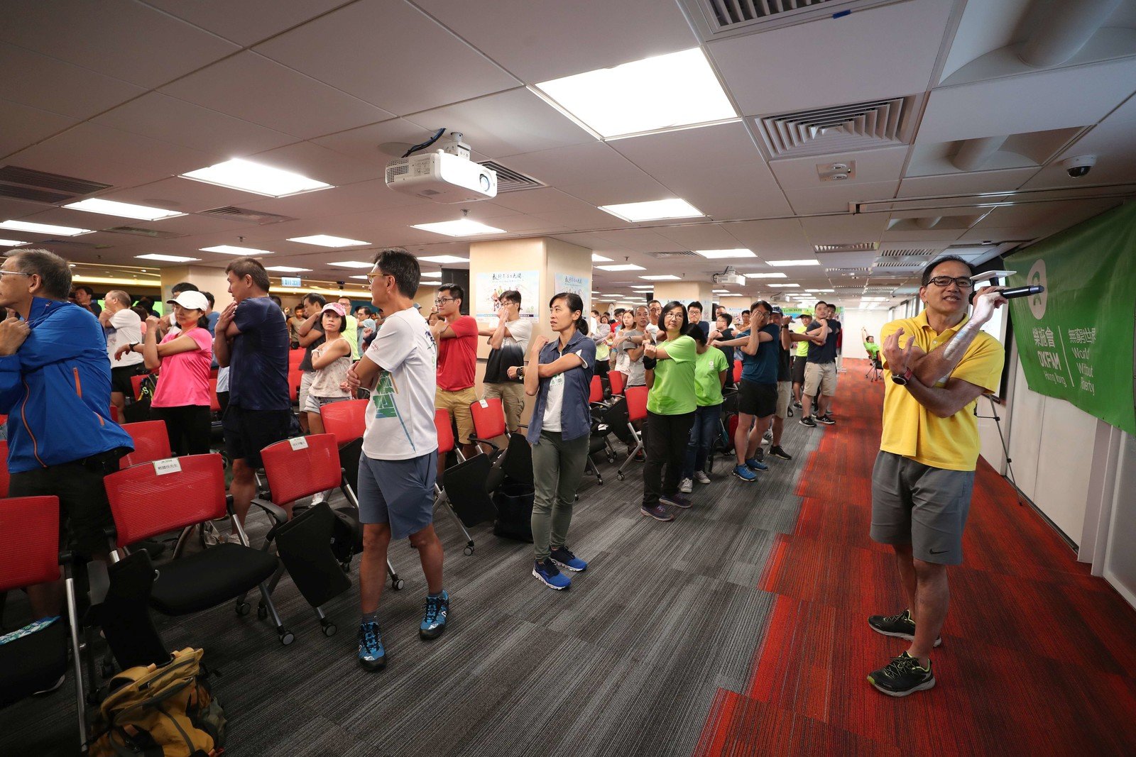 近300位参加者出席「乐施毅行者2019」简介会，并即席示范热身运动。