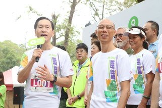 樂施毅行者籌委會主席陳智思於「樂施毅行者2018」起步禮上致歡迎辭。 